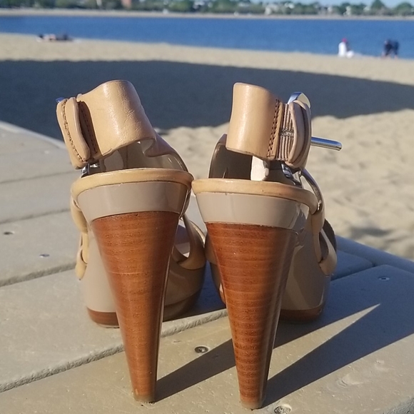 Micheal Kors tan  open toe sandals 9.5 - Picture 6 of 8